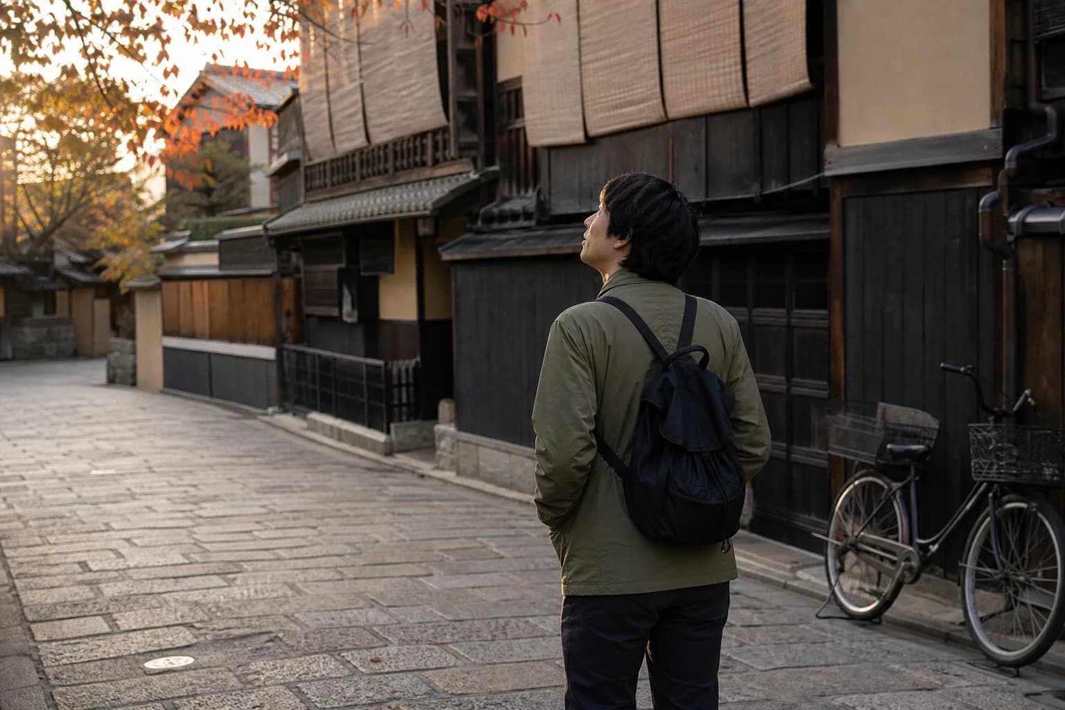 Ein Reisender entdeckt eine ruhige Straße in Kyoto